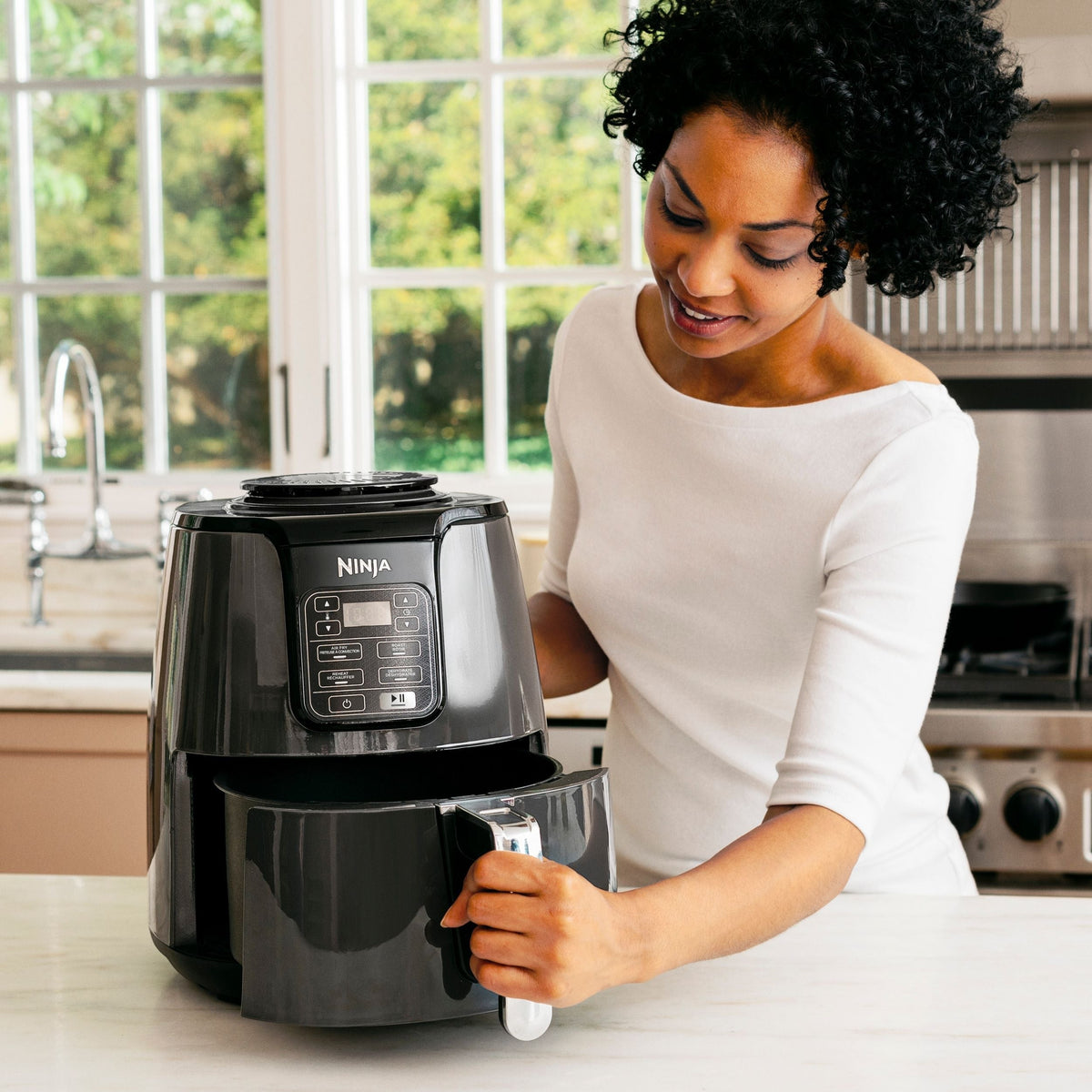 Single Basket Non-Stick Air Fryer, 5 Functions, 4-qt E6Y8 - product image 4