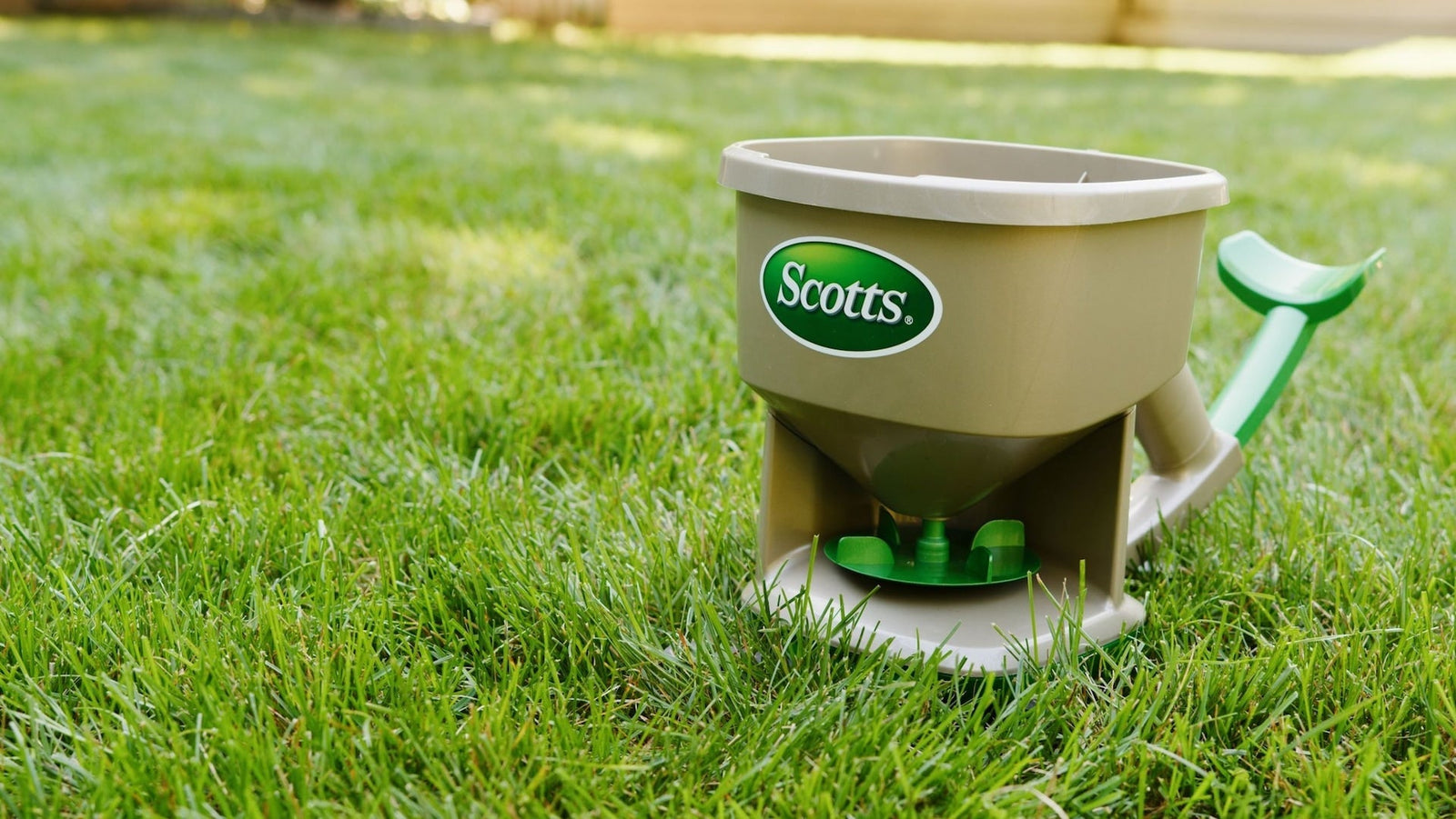Whirl Year-Round Hand-Held Spreader, 1,500 sq. ft. M0N2 - product image 4