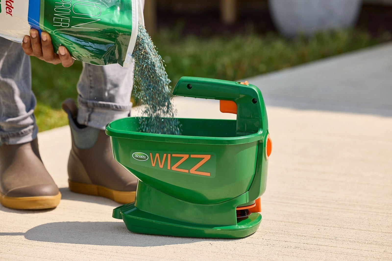 Wizz Hand-Held Spreader, Battery Operated, 2500 sq. ft. I9X3 - product image 4