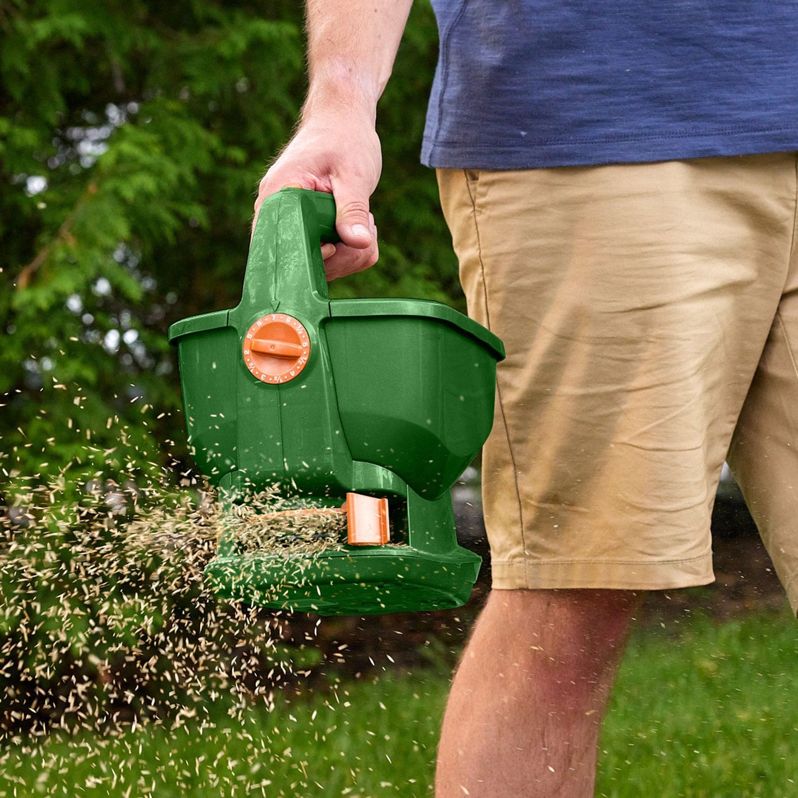 Wizz Hand-Held Spreader, Battery Operated, 2500 sq. ft. I9X3 - product image 2